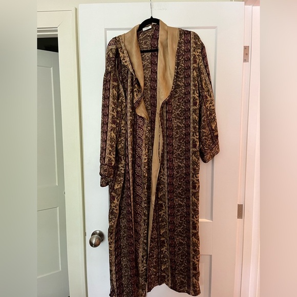Stunning!! Vintage 💯 Silk hooded robe in  purple and gold - Picture 1 of 9